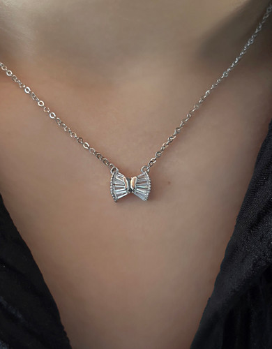 گردنبند نقره طرح پاپیون مینیمال
