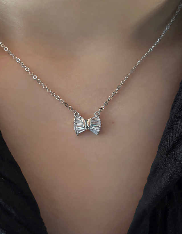 گردنبند نقره طرح پاپیون مینیمال