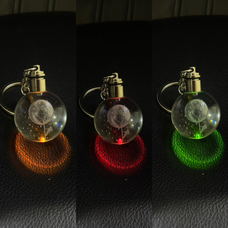 جاکلیدی کریستالی چراغ دار مدل ماه و فضانورد