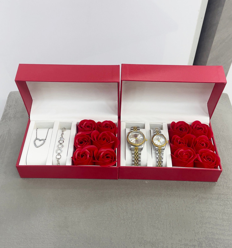 باکس هدیه و کادویی با گل رز قرمز