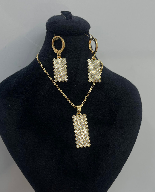 نیمست پلاک مستطیل زنانه طلایی و نگیندار