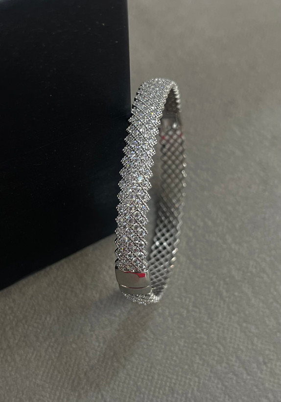 دستیند مجلسی زنانه نقره ای و نگیندار