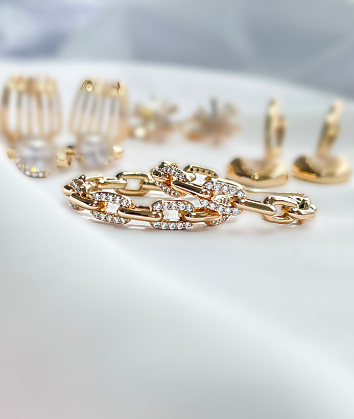 گوشواره حلقه ای نگین دار دخترانه طلایی