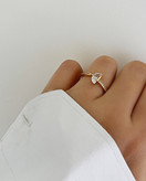 انگشتر مینیمال طلایی دخترانه ژوپینگ با نگین نیم دایره