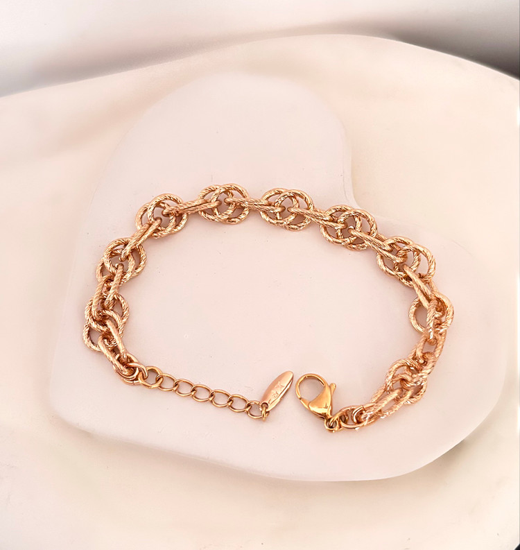 دستبند حلقه ای تراش خورده زنانه