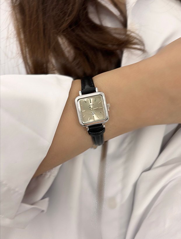 ساعت مچی زنانه با بند چرمی باکیفیت