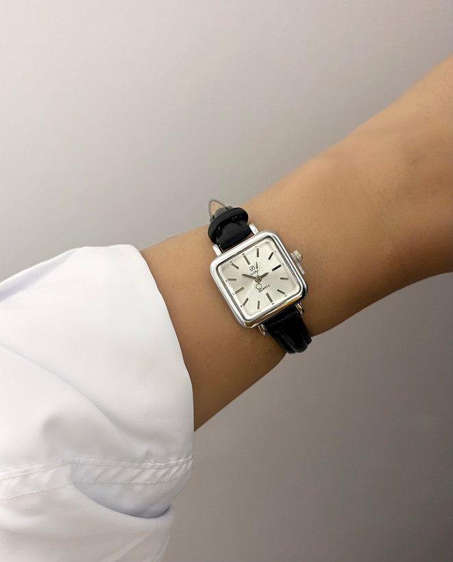 ساعت بند چرمی صفحه کوچیک دخترانه