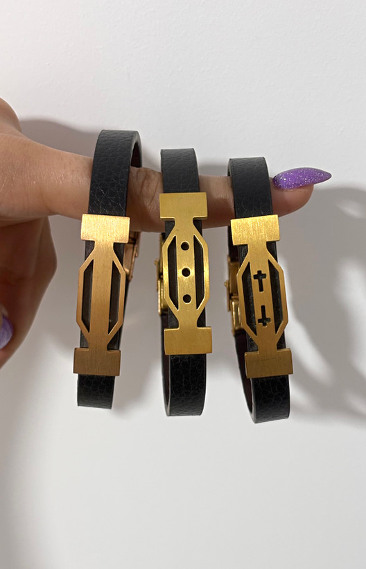 دستبند چرم مردانه با پلاک طرح طلا