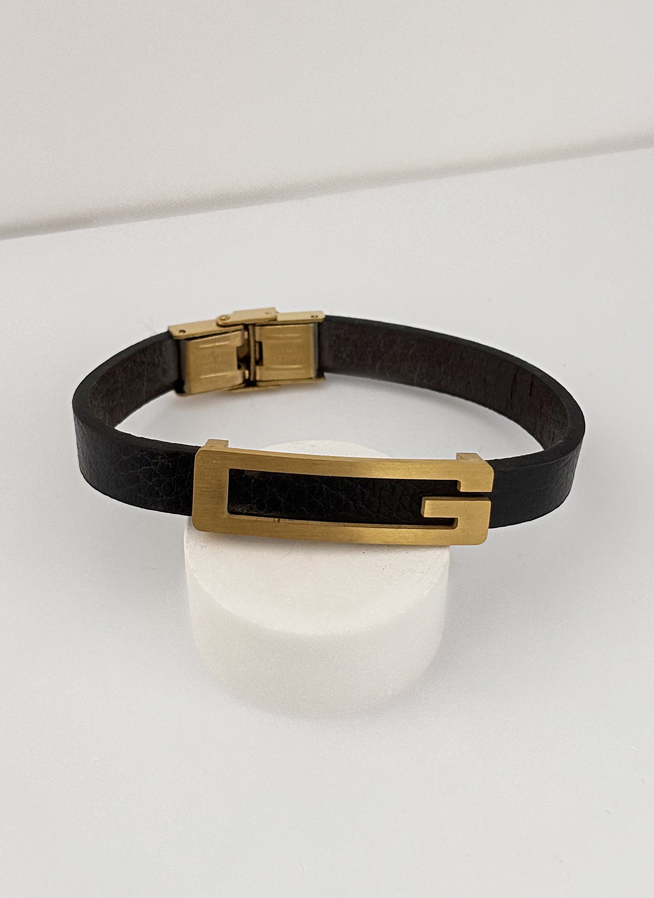 دستبند چرم مشکی مردانه پلاک جی  ۷۳۱