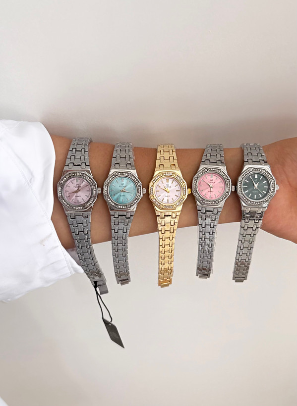 ساعت اشتیل قلوزا صفحه رنگی