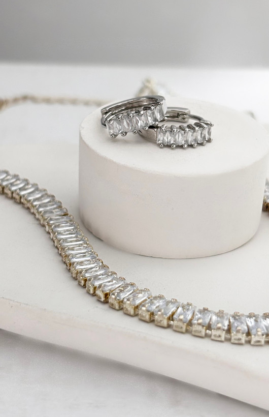 گردنبند و گوشواره نگیندار نقره ای زنانه