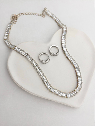 گردنبند نگین مستطیلی باگتی زنانه