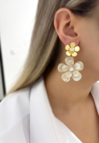 گوشواره طرح گل رزینی سفید