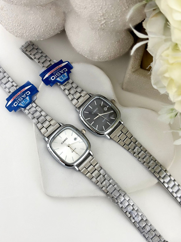 ساعت اولدمانی صفحه سفید و مشکی کلاسیک