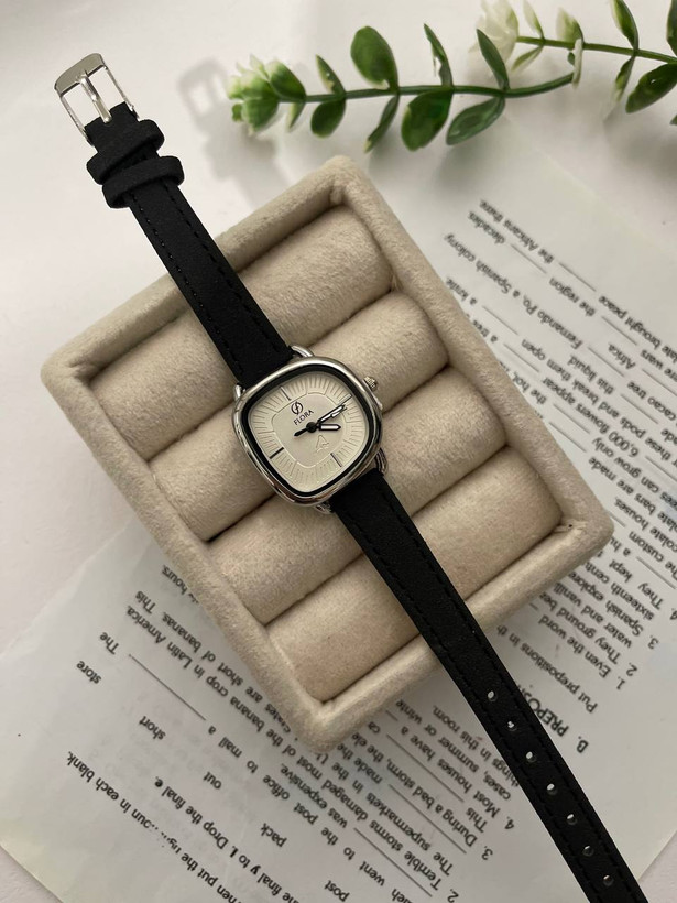 ساعت بند چرمی صفحه کج و معوج