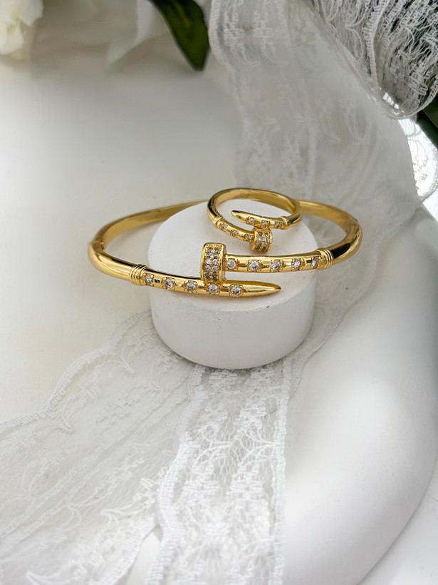 بنگل و انگشتر میخی کارتیه طرح طلا