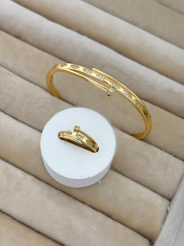 بنگل میخی کارتیه طلایی زنانه